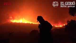 Primera nit lluitant contra les flames a l'incendi del Cap de Creus