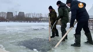 На водоемах Екатеринбуга рубят проруби