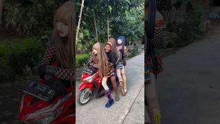 Cowo ganteng naik motor bawa tiga cewe cantik