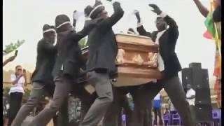 Весёлые похороны: танцы с гробами на плечах / Мем из интернета\