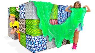 Макс построил игровой дом из кубиков Майнкрафт в реальной жизни