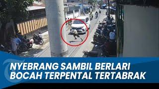 DETIK-DETIK Bocah Nyebrang Sambil Berlari Tertabrak Mobil hingga Terpental