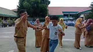 VIRAL ANAK SMA joget merayakan k lulusan|| guru nya ikut joget juga