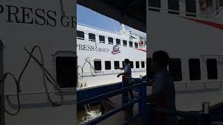 arus kedatangan penumpang pada kapal dumai line 3 di pelabuhan dumai