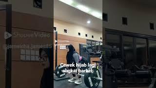 Moment ketika cewek Hijab angkat barbel, ekspresinya hot #viral #cewekhijab #gym #shorts