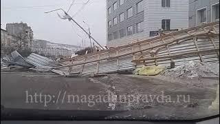 Штормовой ветер в Магадане 10 февраля срывал крыши у зданий