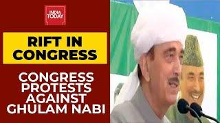 Congress Workers Stage Protest Against Ghulam Nabi Aazad In Jammu For Praising PM Modi | Breaking
