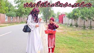 Raat ke andheeray main bhaagtay huvay pakri gai meri maa|Helping poor people's