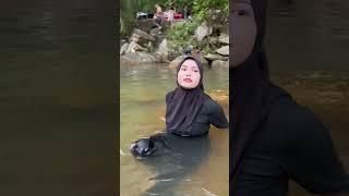 Gadis healing sorang-sorang di sungai, ramai bapak-bapak netizen masuk komen