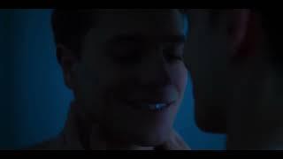 Elite Season 5 E5 - Patrick and Ivan kissing scene