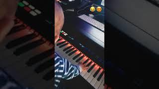 Junior Lima mostra o filho tocando teclado