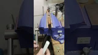 Вот такое приспособление можно сделать своими руками. Полезное видео #diy #лайфхаки #самоделки