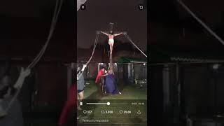 Jesus se cae de la cruz duro como infancia en siria