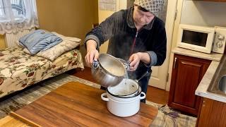 The Hard Life of an Elderly Woman in a Village – Cooking Chicken and Pasta, Far from Civilization