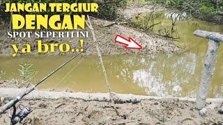 mancing ikan kakap di saat air sedang surut di muara sungai kecil