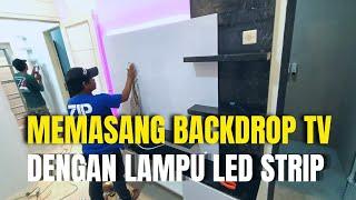 BACKDROP TV MINIMALIS DAN SIMPLE DENGAN LAMPU LED STRIP DI BAGIAN KABINET BACKDROP