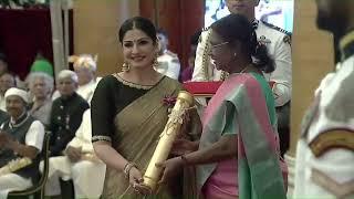 President Droupadi Murmu presents Padma Shri to Ms. Raveena Ravi Tandon for Art.