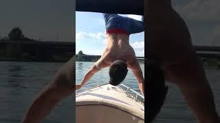 Handstand auf einem Boot geht schief /Donau / Wien /Fail /Fail in Vienna