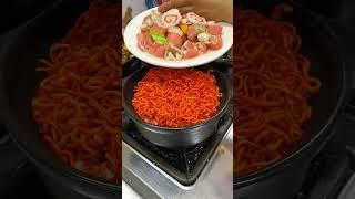 Casserole dishes Turkey noodles and large intestine pot Have you ever eaten it? Add a spoonful o