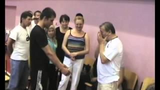 Мастер гун-фу Есен Исмаилов купюрой перерубает карандаш | QiGong Grand Master demonstrating Chi