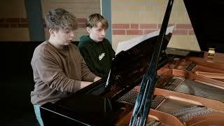 Leo und Lars spielen "Latin suite for piano duet" von Mike Connick