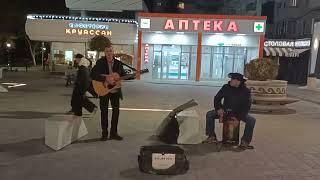 Анапа. Анапские фестивальщики спели на площади Родина.