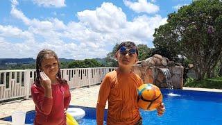 Brincando na piscina com a minha prima