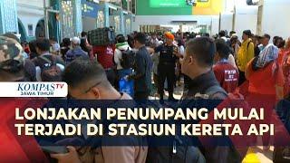 Stasiun Pasar Senen dan Gubeng Mulai Dipadati Penumpang Jelang Libur Nataru!