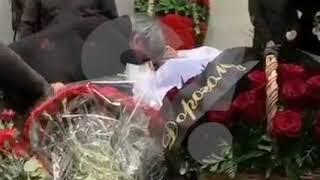 Отец прощается с умершим Децлом (Super.ru)