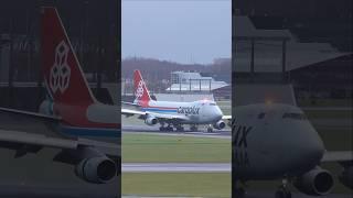 WINDY ️ Cargolox Boeing 747-400F LANDING at #schiphol #planespotting #aviation #shorts #plane