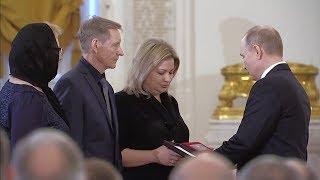 Путин вручил медаль Героя России родственникам погибшего в Сирии летчика