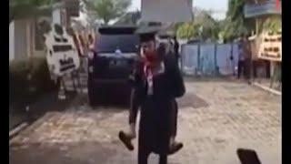 Viral Mahasiswa Gendong Ayah ke Tempat Wisuda di Lampung