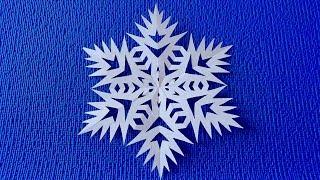How beautiful it is to cut a paper snowflake.  Paper snowflake tutorial.#Snowflakes 