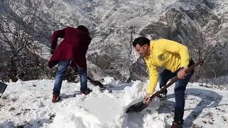 #Snow_Clearance with a spade in the heights of #Gulabgarh_Reasi