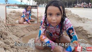 fizemos uma piscina  brincando na praia