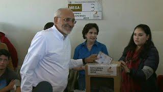 Bolivian opposition candidate Carlos Mesa votes | AFP