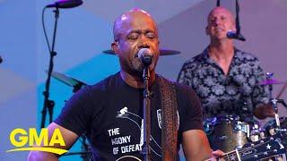 Hootie & The Blowfish perform 'Hold My Hand'