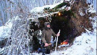 Surviving a Snowstorm and Severe Blizzard: Building a Shelter Under a Fallen Tree in -21°C