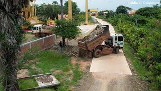 Technical action Five trucks carrying Dozer to clear the sewer next to the ASEAN Road to enter the