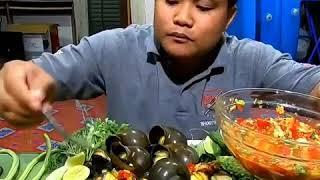 Babang Tampan Makan Bekicot Lalap Pare Mentah 