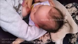 WILSON BABY HAS JUST FINISHED HIS BREASTFEED IN THE CAR DAY202 母乳