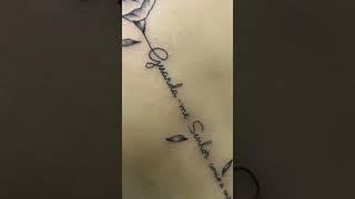 Tatuagem feminina nas costas.