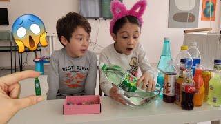 Eylül ve Poyraz Sahte Minik Şişeleri Suyun İçine Attı Gerçek İçeceğe Dönüştü | fun kids video