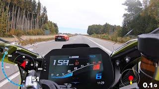 BMW M1000RR und Lamborghini Huracan auf Autobahn