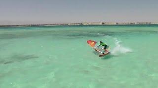 Windsurf-Manöver: Carving Jibe