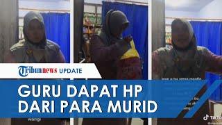 Viral Video Guru di Banyuwangi Dapat HP dari Murid-muridnya, Sempat Kaget dan Dikira Hanya Parfum