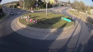 VIDEO Espectacular accidente en una rotonda, el coche sale volando