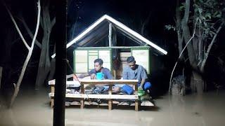 Camping Hujan Deras  Membangun shelter terapung di hutan