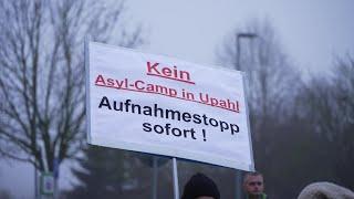 Tumult  vor Kreistag: Demonstration gegen Flüchtlingsunterkunft in Upahl