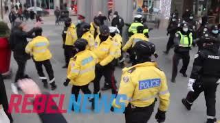 A тем временем в Торонто полиция разгоняет митинг. Канада в полном локдауне.